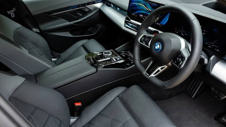 Premium BMW interiør med læder og digitalt cockpit